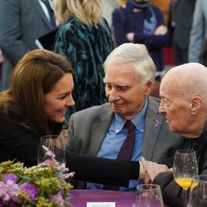 La princesse de Galles rencontre Steven Frank (au centre) et Maurice Peltz, lors d'une cérémonie au Guildhall de Londres, pour commémorer la Journée de la mémoire de l'Holocauste et le 80e anniversaire de la libération d'Auschwitz-Birkenau. Lundi 27 janvier 2025. Londres, Royaume-Uni. Photo by Arthur Edwards/The Sun/PA Wire/ABACAPRESS.COM