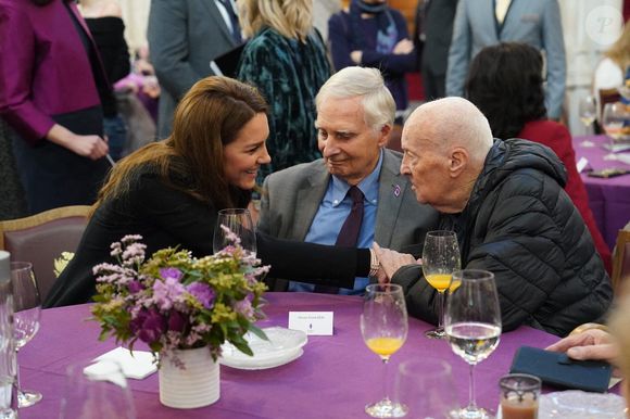 La princesse de Galles rencontre Steven Frank (au centre) et Maurice Peltz, lors d'une cérémonie au Guildhall de Londres, pour commémorer la Journée de la mémoire de l'Holocauste et le 80e anniversaire de la libération d'Auschwitz-Birkenau. Lundi 27 janvier 2025. Londres, Royaume-Uni. Photo by Arthur Edwards/The Sun/PA Wire/ABACAPRESS.COM