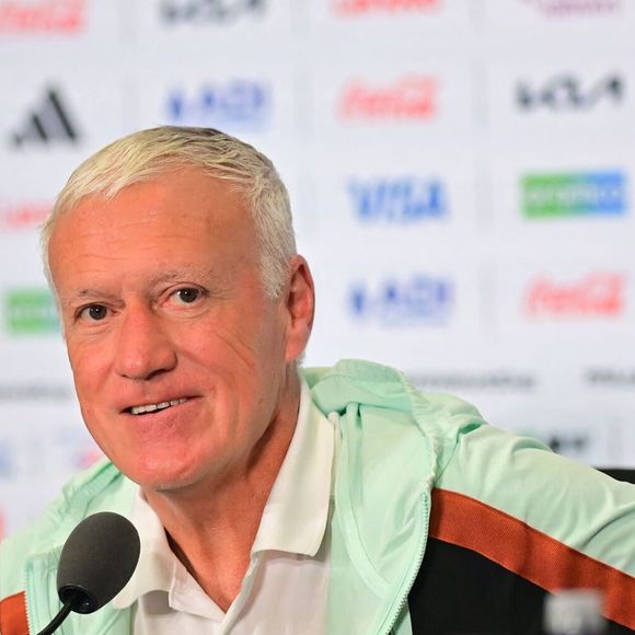 Il avait dû quitter précipitamment les Etats-Unis.

L'entraîneur Didier Deschamps, lors d'une conférence de presse tenue dans la salle de conférence du Stade de Philadelphie, à Philadelphie, le dimanche 21 juin après-midi. L'équipe se prépare à affronter l'Irak au deuxième tour du Groupe I de la Coupe du Monde de la FIFA 2026. SPP / PsnewZ / Bestimage