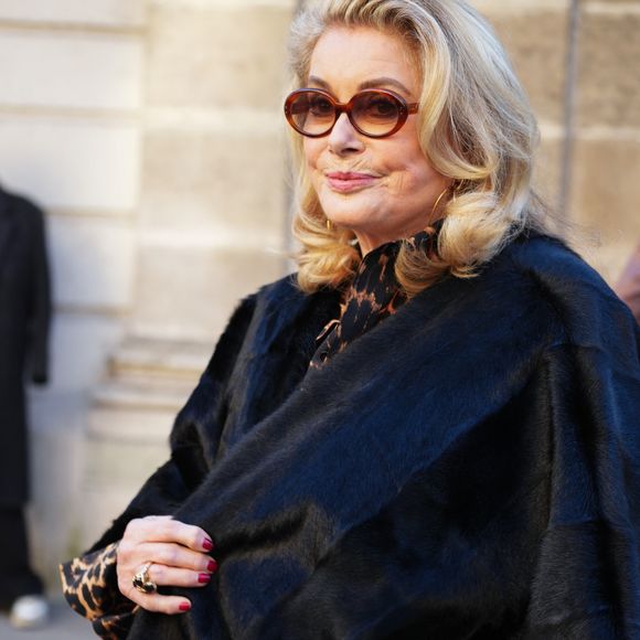 Catherine Deneuve au défilé La Rose Vivier à la Fashion Week de Paris le 6 mars 2025 © Lucia Sabatelli / Bestimage