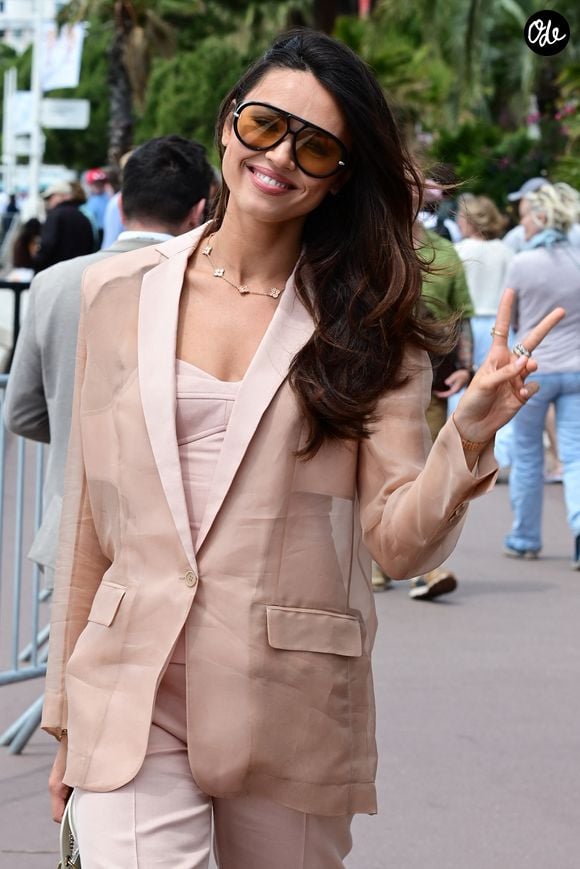 Elle appelle les femmes à se soutenir plutôt qu'à se diviser.

Diane Leyre, Miss France 2022, va assister à une réunion d'affaires entre entrepreneurs au club de plage Helen Konbini Cartel, lors du 79ème Festival International du Film de Cannes (12 - 23 mai 2026), le 14 mai 2026. 
© Romain Doucelin / Bestimage