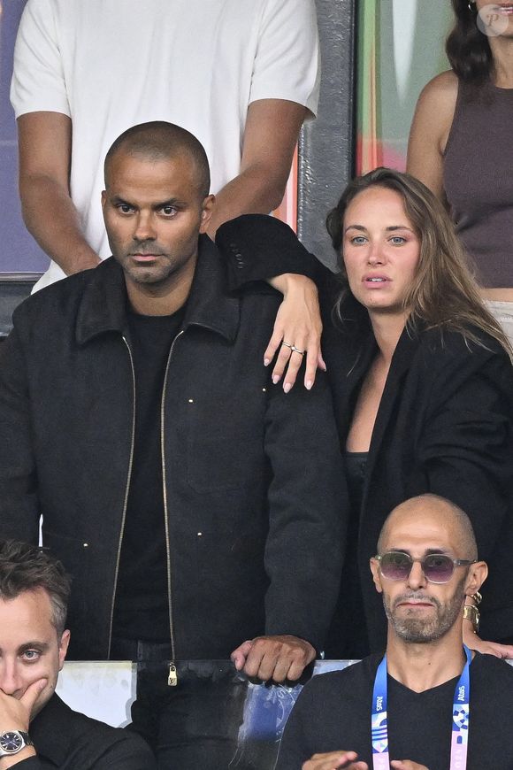 Tony Parker et sa nouvelle compagne Agathe Teyssier lors de la finale qui oppose la France à l’Espagne pour les Jeux Olympiques au Parc des Princes à Paris, le 9 aout 2024. © Jacovides-Perusseau/Bestimage