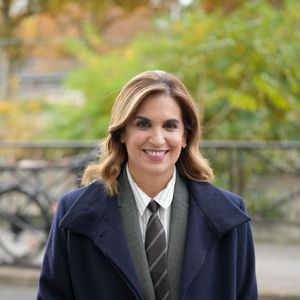 Exclusif - Sonia Mabrouk passe devant les studios Rive Gauche à Paris le 5 novembre 2025. © Anne-sophie Guebey / Bestimage