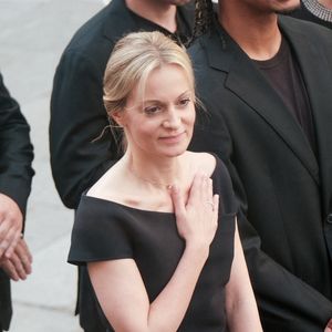 Thierry Ardisson avait orchestré chaque détail de la cérémonie, choisissant lui-même la bande-son de son dernier voyage, de David Bowie aux Beatles.

Audrey Crespo-Mara - Sorties des obsèques de Thierry Ardisson en l’église Saint-Roch de Paris, France. © Bestimage