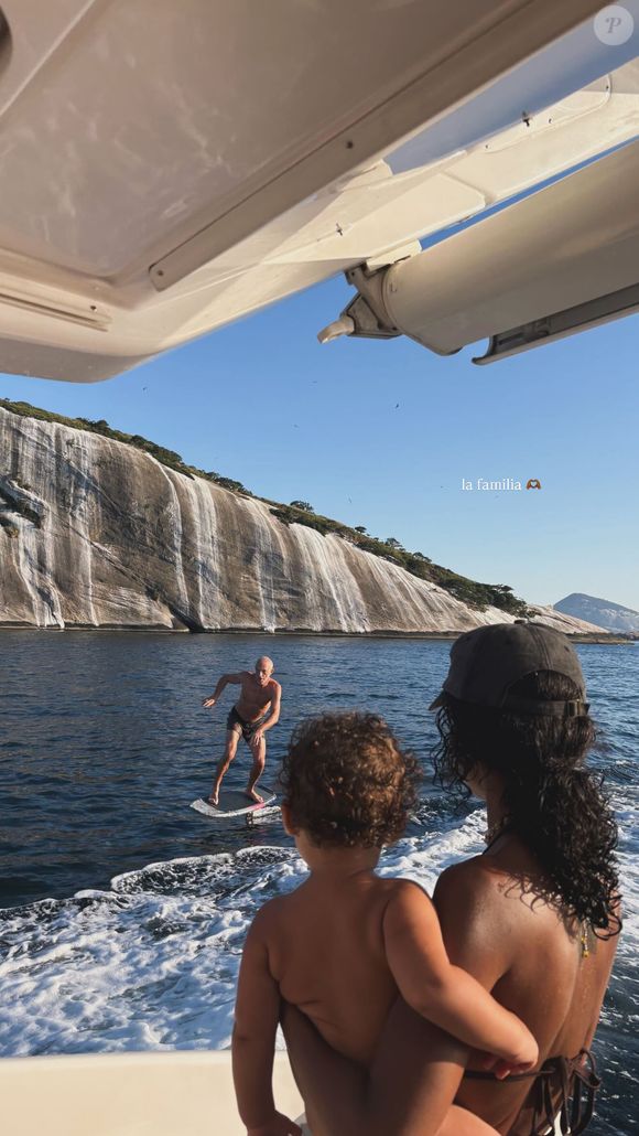 Parmi les clichés publiés, l'un d'eux montre Vincent Cassel en train de glisser sur l'eau avec son surf électrique.

Capture Instagram de Narah Baptista.