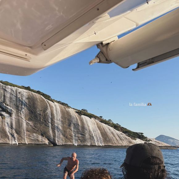 Parmi les clichés publiés, l'un d'eux montre Vincent Cassel en train de glisser sur l'eau avec son surf électrique.

Capture Instagram de Narah Baptista.