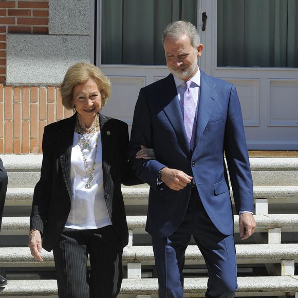 Celle qui accompagnait le roi n'était autre que la reine Sofia, sa mère

Le roi Felipe et la reine Sofia lors de l'audience avec le comité exécutif de la Fédération espagnole des banques alimentaires au palais de La Zarzuela, le 18 juillet 2025, à Madrid (Espagne). Ángel Díaz Briñas/Euopa Press/ABACAPRESS.COM
