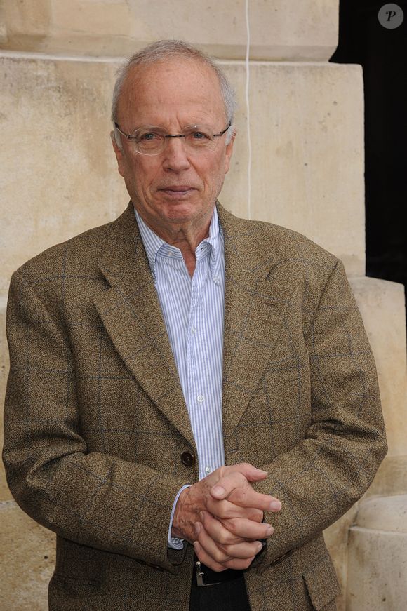 Photo d'archives : Thierry Roland assiste au dévoilement d'une plaque commémorative en hommage au chanteur français Henri Salvador, Place Vendôme à Paris, France, le 9 novembre 2011. Photo de Giancarlo Gorassini/ABACAPRESS.COM