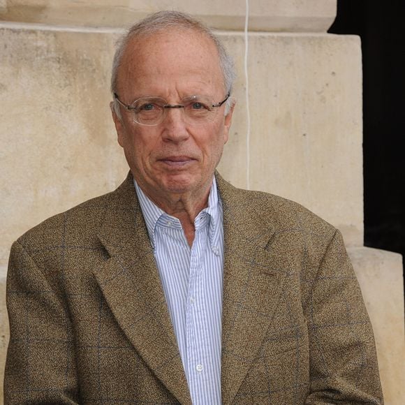 Photo d'archives : Thierry Roland assiste au dévoilement d'une plaque commémorative en hommage au chanteur français Henri Salvador, Place Vendôme à Paris, France, le 9 novembre 2011. Photo de Giancarlo Gorassini/ABACAPRESS.COM