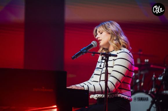 Si elle mène un rythme de vie effréné depuis sa sortie du Château de la Star Academy, la jeune chanteuse très attachée à ses racines du Nord tient à rester la même. 

Marine Delplace en concert lors de la 1ère édition du "Festival Europe 2" au Casino de Paris le 17 juin 2025. 

© Alexandre Fumeron/Bestimage