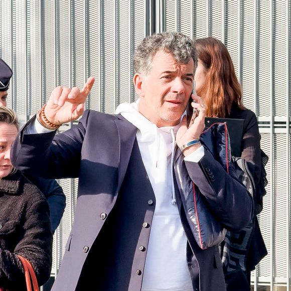Un nouveau coup dur pour  Stéphane Plaza.
Stéphane Plaza en larmes à la sortie de son procès après avoir été reconnu coupable de "violences habituelles par concubin" et condamné à 12 mois de prison avec sursis, à Paris, France, le 18 février 2025.  © Florian Savina/Bestimage