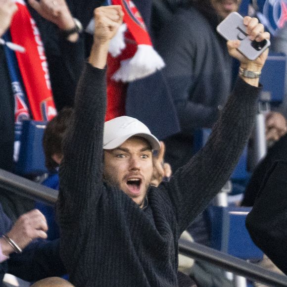 Pierre Gasly, Tony Parker - Célébrités dans les tribunes lors du match retour de la Ligue Des Champions 2024-2025 (LDC) "PSG - Arsenal" (2-1) au Parc des Princes à Paris le 7 mai 2025. © Cyril Moreau/Bestimage