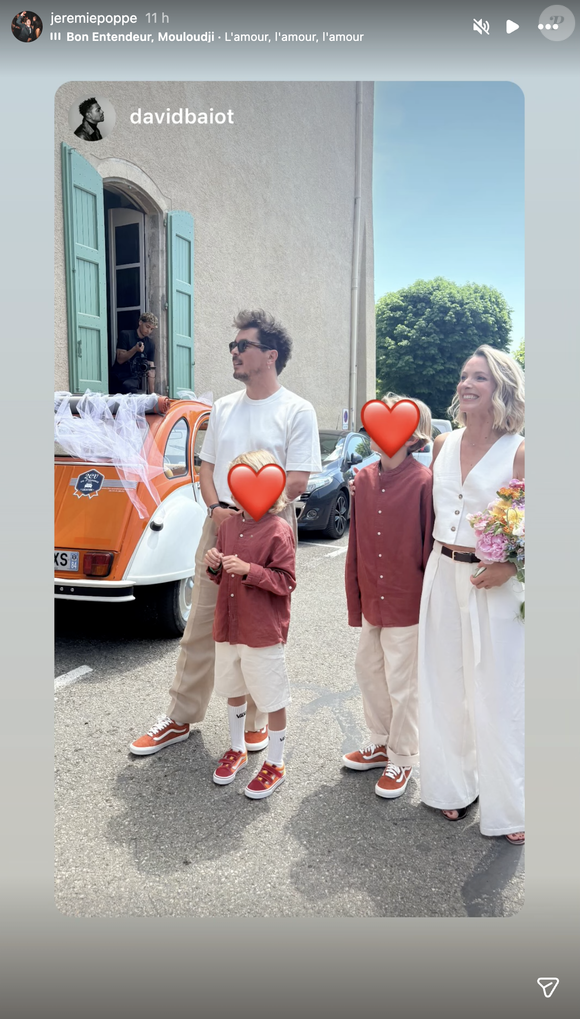 Pour ce grand jour, Élodie Varlet a misé sur une élégance décontractée. La mariée a en effet choisi un haut dos nu associé à un pantalon blanc. Elle tenait dans les mains un bouquet de fleurs colorées.

Mariage d’Élodie Varlet et Jérémie Poppe au Monstaère de Ségriès dans les Alpes de Haute Provence. Capture Instagram mai 2026.