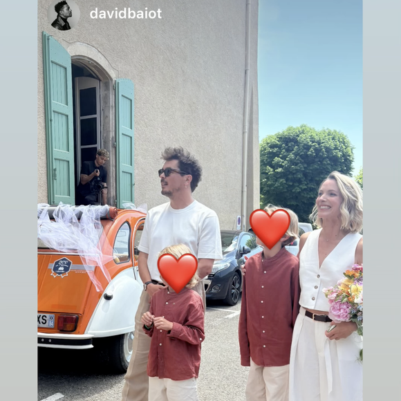 Pour ce grand jour, Élodie Varlet a misé sur une élégance décontractée. La mariée a en effet choisi un haut dos nu associé à un pantalon blanc. Elle tenait dans les mains un bouquet de fleurs colorées.

Mariage d’Élodie Varlet et Jérémie Poppe au Monstaère de Ségriès dans les Alpes de Haute Provence. Capture Instagram mai 2026.