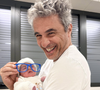 On y découvre un Julien Cohen le sourire jusqu'aux oreilles, tenant précieusement son nouveau-né emmitouflé dans un ensemble blanc. Et le papa n'a pas pu s'empêcher d'apposer, le temps d'une photo, sa mythique monture de lunettes bleues devant le visage endormi de sa fille.

Julien Cohen annonce avoir accueilli son 4e enfant.