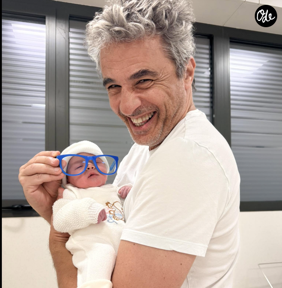 On y découvre un Julien Cohen le sourire jusqu'aux oreilles, tenant précieusement son nouveau-né emmitouflé dans un ensemble blanc. Et le papa n'a pas pu s'empêcher d'apposer, le temps d'une photo, sa mythique monture de lunettes bleues devant le visage endormi de sa fille.

Julien Cohen annonce avoir accueilli son 4e enfant.