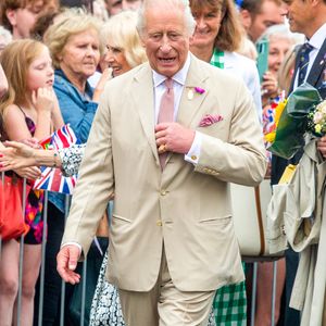 Le roi Charles III d'Angleterre et Camilla Parker Bowles, reine consort d'Angleterre, rencontrent le public à Newmarket, Royaume Uni, le 22 juillet 2025, lors de leur visite du National Stud et des salles du Jockey Club. © Tayfun Salci/ZUMA Press Wire / BestimageBestimage