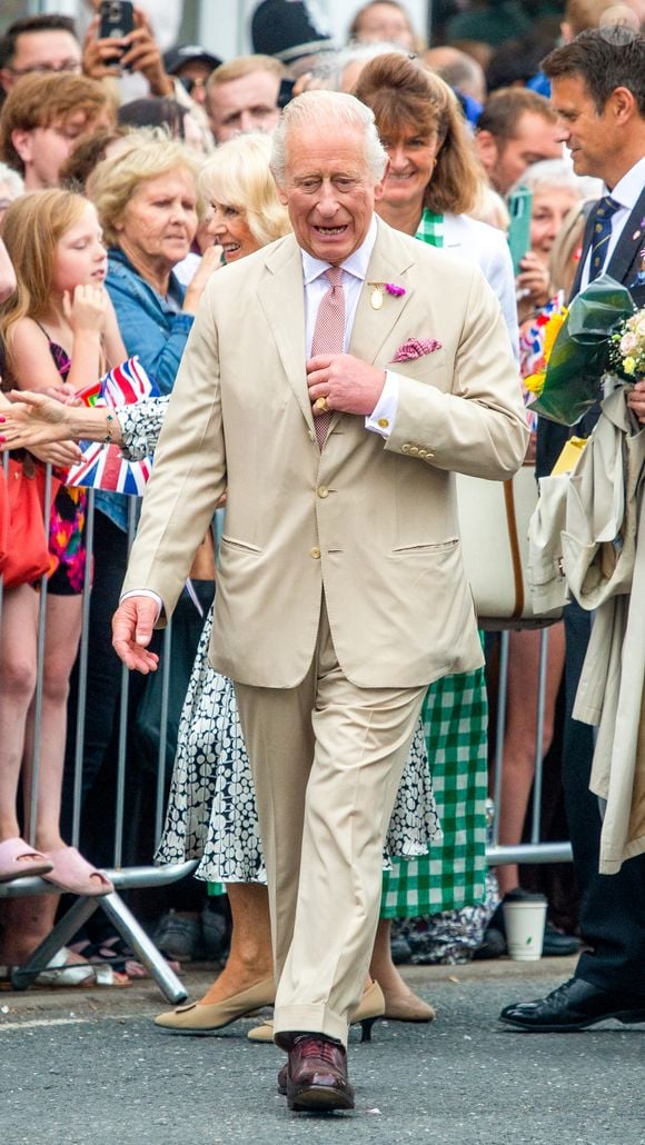 Le roi Charles III d'Angleterre et Camilla Parker Bowles, reine consort d'Angleterre, rencontrent le public à Newmarket, Royaume Uni, le 22 juillet 2025, lors de leur visite du National Stud et des salles du Jockey Club. © Tayfun Salci/ZUMA Press Wire / BestimageBestimage