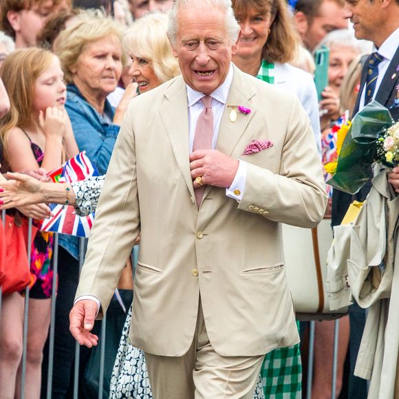 Le roi Charles III d'Angleterre et Camilla Parker Bowles, reine consort d'Angleterre, rencontrent le public à Newmarket, Royaume Uni, le 22 juillet 2025, lors de leur visite du National Stud et des salles du Jockey Club. © Tayfun Salci/ZUMA Press Wire / BestimageBestimage