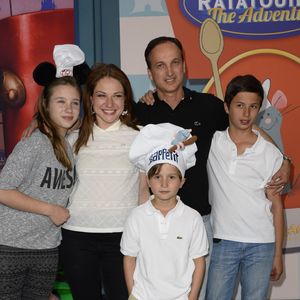 Milla est make up artist et a travaillé avec sa maman

Emilie Dequenne, sa fille Milla Savarese, son fiancé Michel Ferracci et les fils de ce dernier lors de la présentation en avant-première de la nouvelle attraction "Ratatouille : L'aventure totalement toquée" à Disneyland Paris à Marne-la-Vallée. © COADIC GUIREC / BESTIMAGE