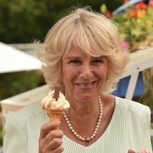 Camilla Parker Bowles, duchesse de Cornouailles, mange une glace lors de sa visite au salon "Hampton Court Flower Show". Le 1er juillet 2015 AGENCE / BESTIMAGE