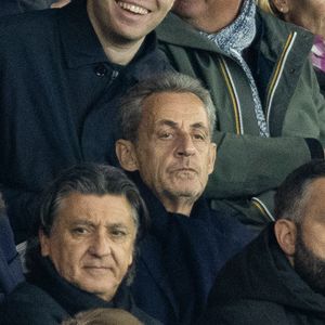 Nicolas Sarkozy dans les tribunes lors du match de Ligue 1 McDonald's "PSG - Auxerre (2-0)" au Parc des Princes à Paris, le 27 septembre 2025.
© Cyril Moreau/Bestimage