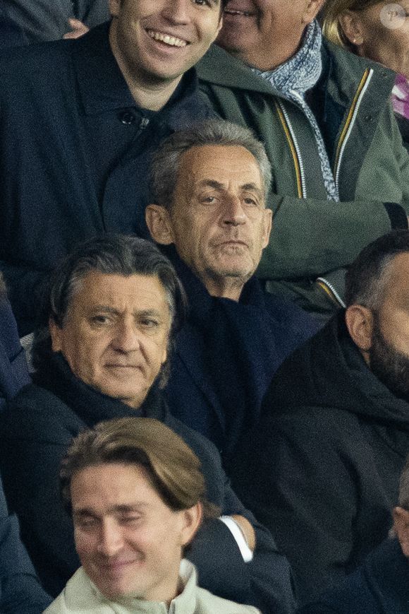 Nicolas Sarkozy dans les tribunes lors du match de Ligue 1 McDonald's "PSG - Auxerre (2-0)" au Parc des Princes à Paris, le 27 septembre 2025.
© Cyril Moreau/Bestimage