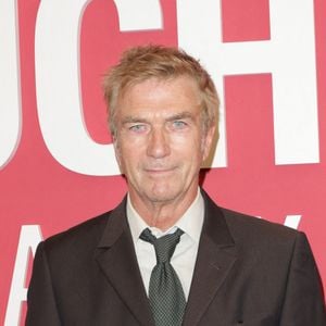 Le public connaît son visage, mais beaucoup ignorent les blessures qui se cachent derrière son parcours.

Philippe Caroit au photocall du "concerto pour la paix" de Omar Harfouch au Théâtre des Champs-Elysées à Paris. © Coadic Guirec / Bestimage