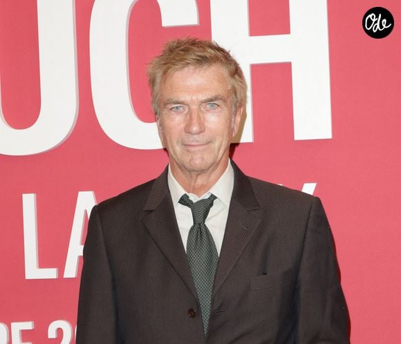 Le public connaît son visage, mais beaucoup ignorent les blessures qui se cachent derrière son parcours.

Philippe Caroit au photocall du "concerto pour la paix" de Omar Harfouch au Théâtre des Champs-Elysées à Paris. © Coadic Guirec / Bestimage