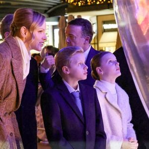 Le prince Albert II de Monaco, la princesse Charlene et leurs enfants la princesse Gabriella et le prince héréditaire Jacques lancent les illuminations de Noël en Principauté, depuis la place du Casino à Monaco, le 29 novembre 2025. La famille princière est accompagnée par Stéphane Valéri, le président délégué de la Société des Bains de Mer de Monaco, et le ministre d'Etat de la Principauté, Christophe Mirmand. © Claudia Albuquerque/Bestimage