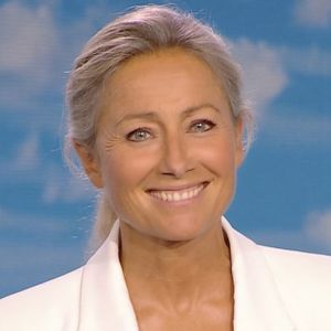 Après avoir présenté son dernier journal de 20 heures sur France 2, Anne-Sophie Lapix a organisé un pot de départ avec ses équipes mais aussi en la présence de son mari, Arthur Sadoun. 

Dernier J.T de Anne-Sophie Lapix sur France 2
© Capture d'ecran France TV via Bestimage