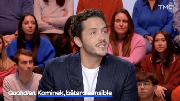 Sur sa vie au quotidien avec l'humoriste, le jeune homme a expliqué : "On s'amuse très souvent, on se fait des vannes très souvent. On se parle en personnage". 

Alexandre Kominek se confie sur la différence d'âge avec sa compagne Florence Foresti sur le plateau de "Quotidien" sur TMC mardi 6 janvier 2026