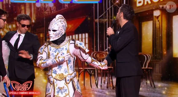 Et que son pronostic a été validé par l'huissier ! Un grand bravo à l'animateur 



Le Chevalier de Porcelaine dans "Mask Singer", capture d'écran TF1.