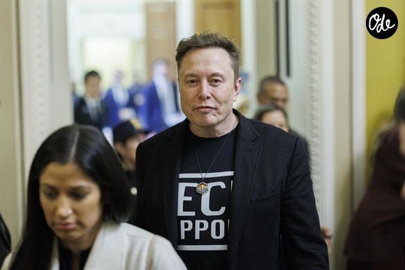 Elon Musk, PDG de Tesla, SpaceX et X, quitte une réunion avec les sénateurs républicains à l'extérieur de la salle du Sénat.

© Backgrid USA / Bestimage