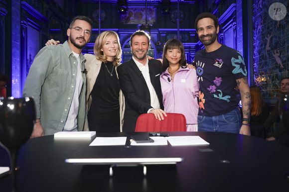 Exclusif - Solay, Delphine Dewost, Bernard Montiel, Ouidad, Ycare - Enregistrement de l'émission "L'Invitation", présentée par B.Montiel et diffusée le 22 décembre sur Olympia TV
© Jack Tribeca / Bestimage