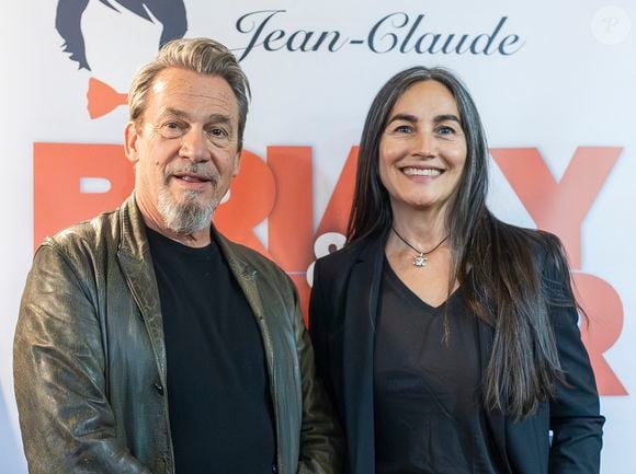 Florent Pagny, Coralie Baroux, Azucena Caamaño - Première de la pièce "Jean-Claude et Josephine, une histoire vraie jamais racontée" au théâtre de Passy à Paris.

© Benjamin Babiz / Bestimage
