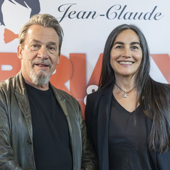 Florent Pagny, Coralie Baroux, Azucena Caamaño - Première de la pièce "Jean-Claude et Josephine, une histoire vraie jamais racontée" au théâtre de Passy à Paris.

© Benjamin Babiz / Bestimage