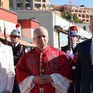 Accueilli par le couple princier formé par Albert et Charlène de Monaco, l’imminente figure religieuse a vu la princesse être entièrement habillée en blanc.

Accueil du pape Léon XIV à l'héliport de Monaco par le prince Albert II de Monaco et la princesse Charlène - Visite historique du pape Léon XIV à Monaco le 28 mars 2026.
© Dominique Jacovides - Bruno Bebert / Bestimage
