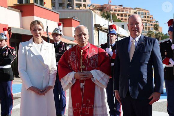 Accueilli par le couple princier formé par Albert et Charlène de Monaco, l’imminente figure religieuse a vu la princesse être entièrement habillée en blanc.

Accueil du pape Léon XIV à l'héliport de Monaco par le prince Albert II de Monaco et la princesse Charlène - Visite historique du pape Léon XIV à Monaco le 28 mars 2026.
© Dominique Jacovides - Bruno Bebert / Bestimage