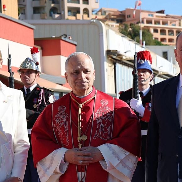 Accueilli par le couple princier formé par Albert et Charlène de Monaco, l’imminente figure religieuse a vu la princesse être entièrement habillée en blanc.

Accueil du pape Léon XIV à l'héliport de Monaco par le prince Albert II de Monaco et la princesse Charlène - Visite historique du pape Léon XIV à Monaco le 28 mars 2026.
© Dominique Jacovides - Bruno Bebert / Bestimage
