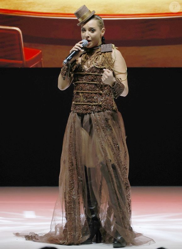 Priscilla Betti - Pour célébrer ses 30 ans, le Salon du Chocolat de Paris réinvente son mythique défilé de robes en chocolat autour d’une thématique inédite : la Comédie Musicale, à Paris mardi 28 octobre 2025. © Christophe Aubert via Bestimage