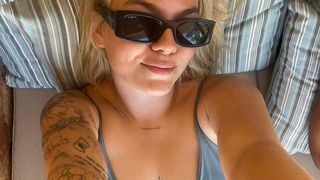 Bientôt le mariage pour Louane : la chanteuse profite à Ibiza sans son futur mari Florian Rossi... entre piscine, plage et soirées !