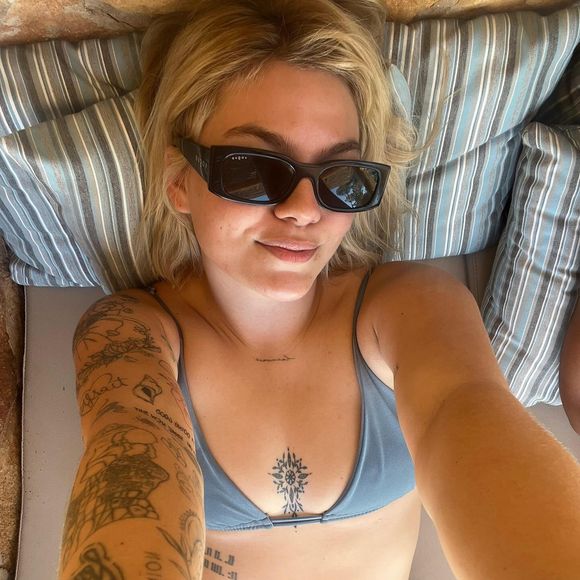Louane en vacances à Ibiza avec un groupe d'amies et sans son futur mari Florian Rossi.