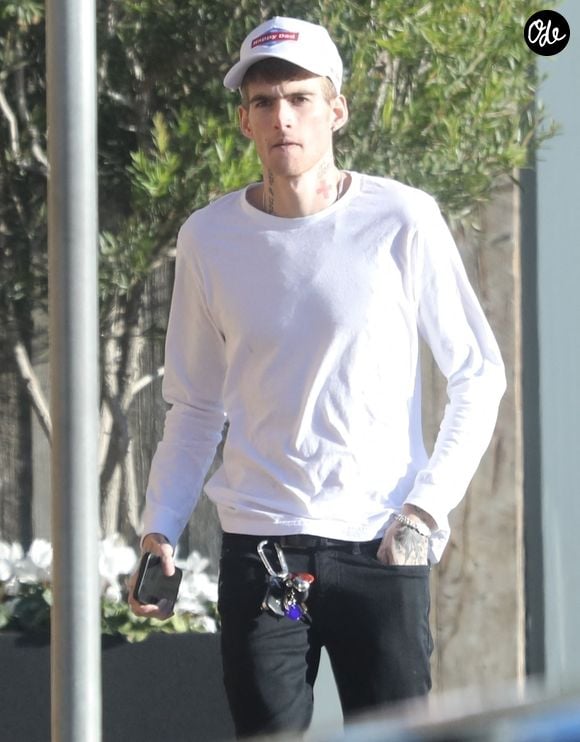 Presley Gerber s’arrête au Vintage Market pour acheter des fleurs à sa compagne, Lexi Wood, avant de la retrouver dans le quartier de Sherman Oaks, à Los Angeles, le 7 décembre 2022