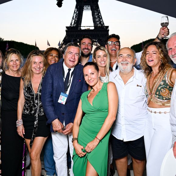 La famille Coupérie-Eiffel vient de s'agrandir

Exclusif - Luna Coupérie-Eiffel, Vanille Clerc, Virginie Coupérie-Eiffel, Philippe Coupérie-Eiffel, Maxime Gasteuil, Philippine Coupérie-Eiffel, Gérard Jugnot, Marie Coupérie au dîner de gala à l'espace VIP au Longines Paris Eiffel Jumping au pied de la Tour Eiffel sur le Champ-de-Mars à Paris, France. © Perusseau-Veeren/Bestimage