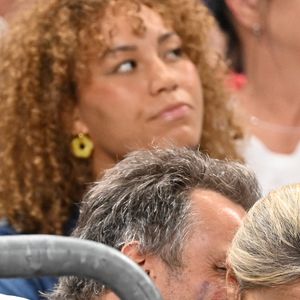 Anne-Sophie Lapix et son mari Arthur Sadoun dans les tribunes de la finale Hommes "France vs Pologne" de volley-ball lors des Jeux Olympiques Paris 2024. Le 10 août 2024
© P.Perusseau-D.Jacovides / Bestimage