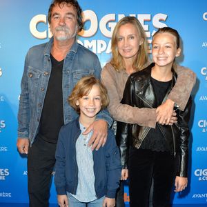 Mariée pendant plus de vingt ans à l’acteur et réalisateur Olivier Marchal, Catherine est la maman de quatre enfants : Léa, Zoé, également comédienne, Nino, et Basile...

Olivier Marchal avec sa femme Catherine et leur enfant Basile et Ninon à l'avant-première de "Cigognes & Compagnies" au cinéma Gaumont Opéra à Paris, le 25 septembre 2016.
© Guirec Coadic/Bestimage