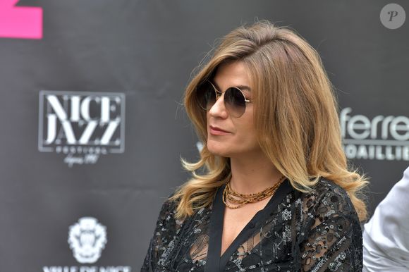 Melody Gardot, l'auteure-compositrice interprète et musicienne américaine, a reçu le Trophée Ferret, un pendentif en or, créé par le sculpteur niçois Stéphane Cipre et la bijouterie Ferret, durant le Nice Jazz Festival 2022 à Nice. © Bruno Bebert / Bestimage