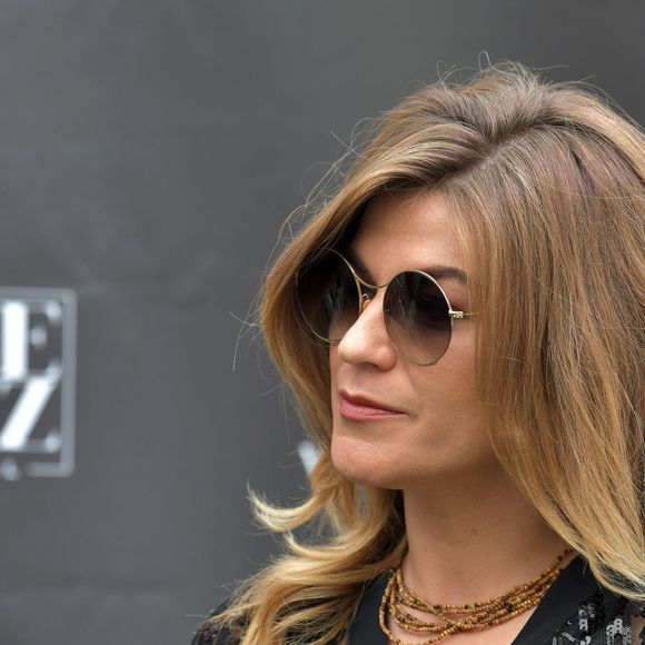 Melody Gardot, l'auteure-compositrice interprète et musicienne américaine, a reçu le Trophée Ferret, un pendentif en or, créé par le sculpteur niçois Stéphane Cipre et la bijouterie Ferret, durant le Nice Jazz Festival 2022 à Nice. © Bruno Bebert / Bestimage