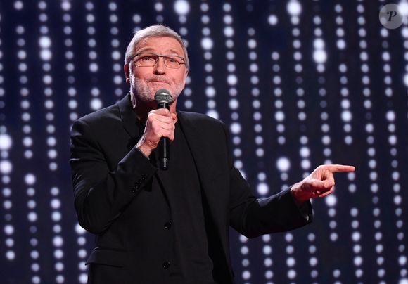 Laurent Ruquier fête ses 35 ans de carrière avec le spectacle "Anne Roumanoff & Co s'amusent" à l'Olympia de Paris, le 4 décembre 2022. 

Photo : Coadic Guirec / Bestimage